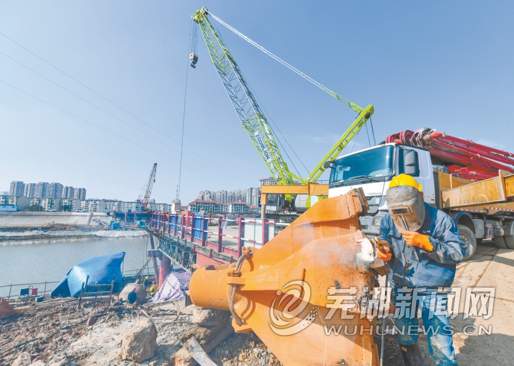 鳩江南路 跨青弋江大橋建設(shè)正酣